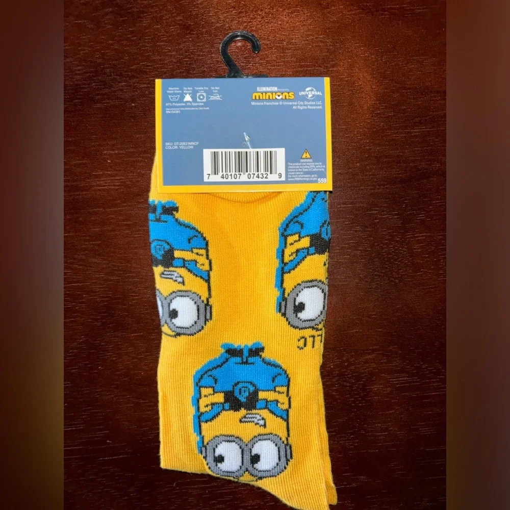 MINIONS NOVELTY CREW SOCKS NWT MEN’S SHOE SIZE 6-12